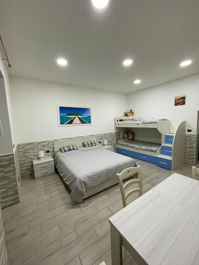 Casa Vacanze Luisa เนเปิลส์ ภายนอก รูปภาพ