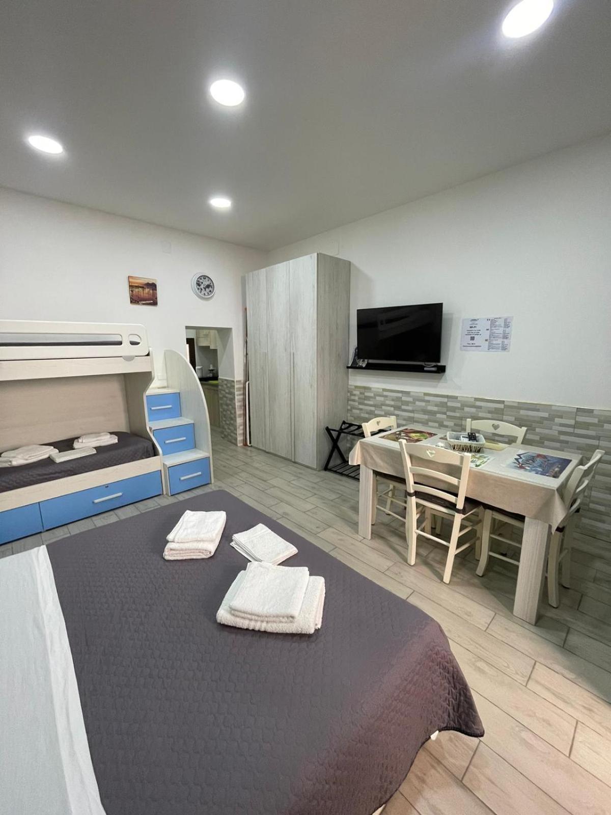 Casa Vacanze Luisa เนเปิลส์ ภายนอก รูปภาพ